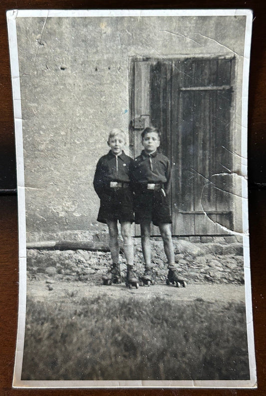 Photo of 2 kids in HJ uniform wearing roller skates