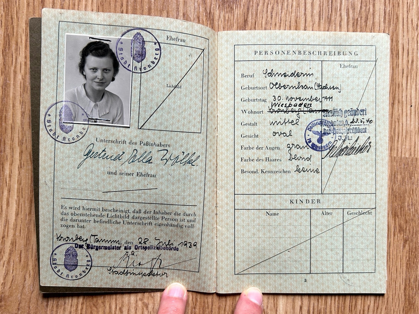 Passport / Reisepass group - Couple, KIA soldier and war widow