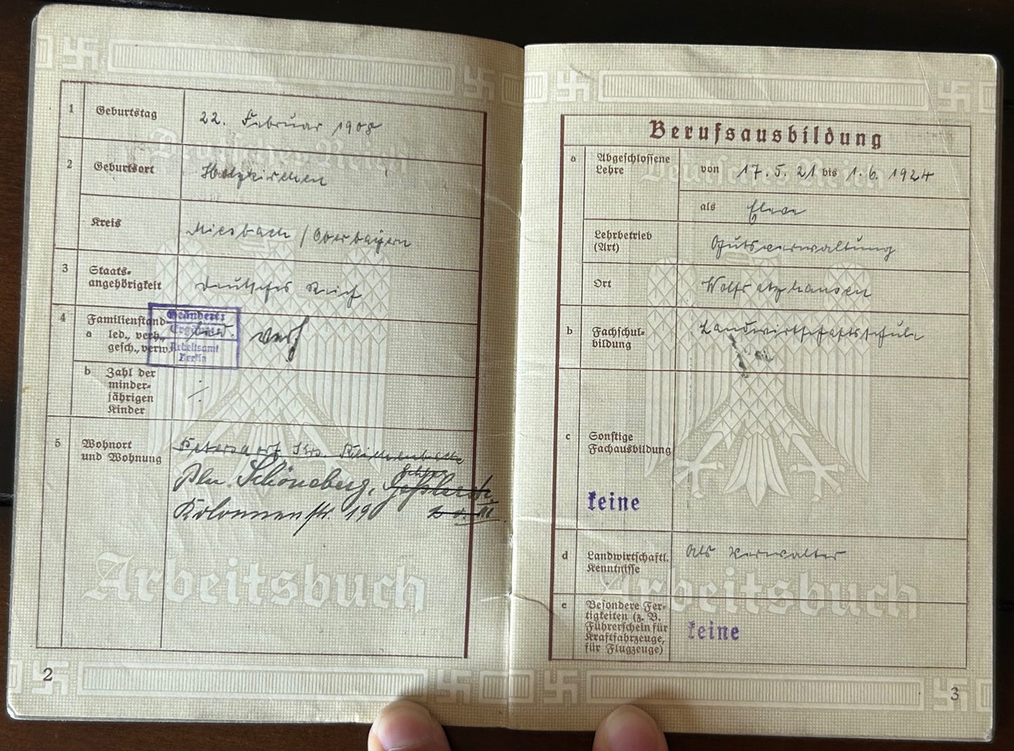 Arbeitsbuch - Berlin resident, public transit employee