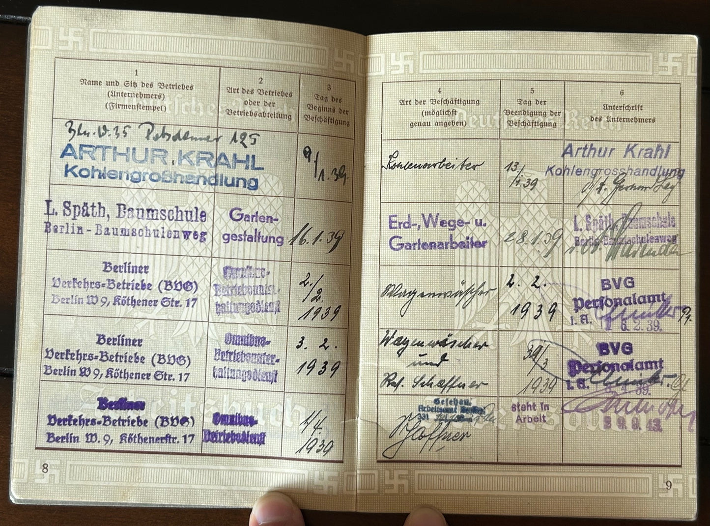 Arbeitsbuch - Berlin resident, public transit employee