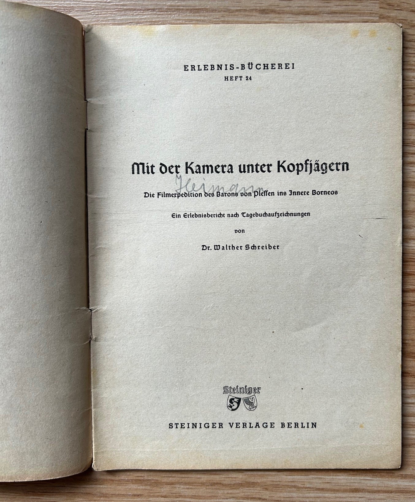 German youth book - Mit der Kamera unter Kopfjägern