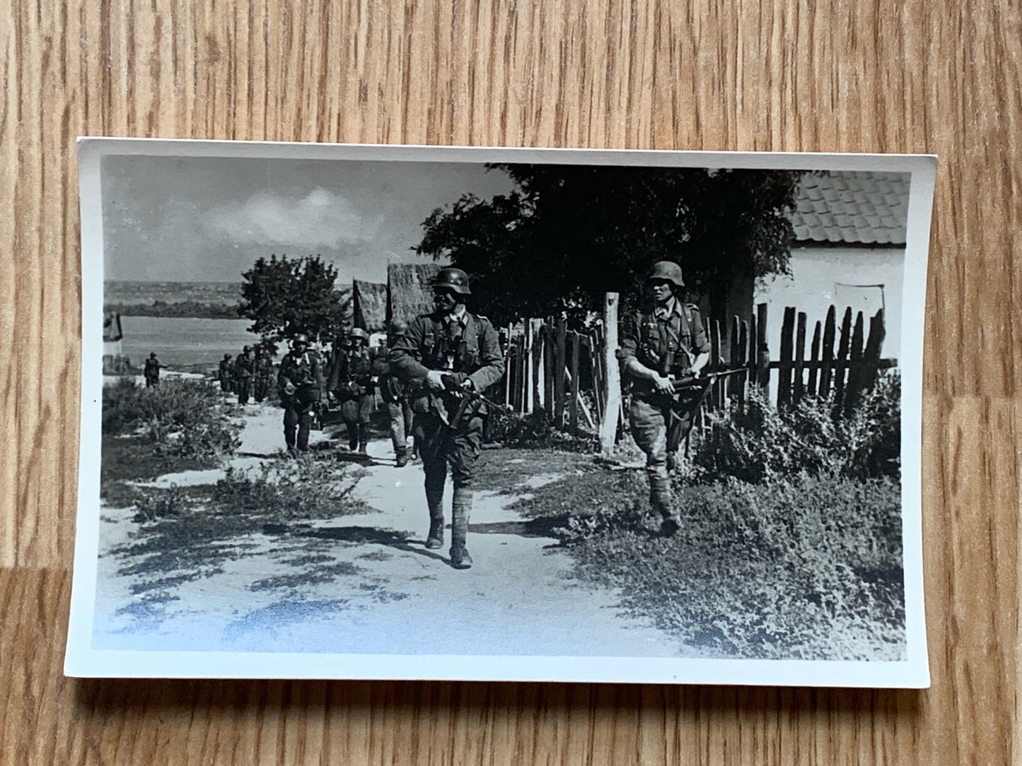 Offiziere im Kampf, clearing a Soviet village - Photo postcard