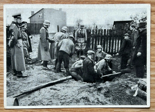 WHW SS / Polizei postcard - Police digging up an arms cache