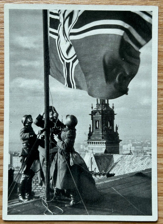 WHW SS / Polizei postcard - Police hoisting the flag in Krakow